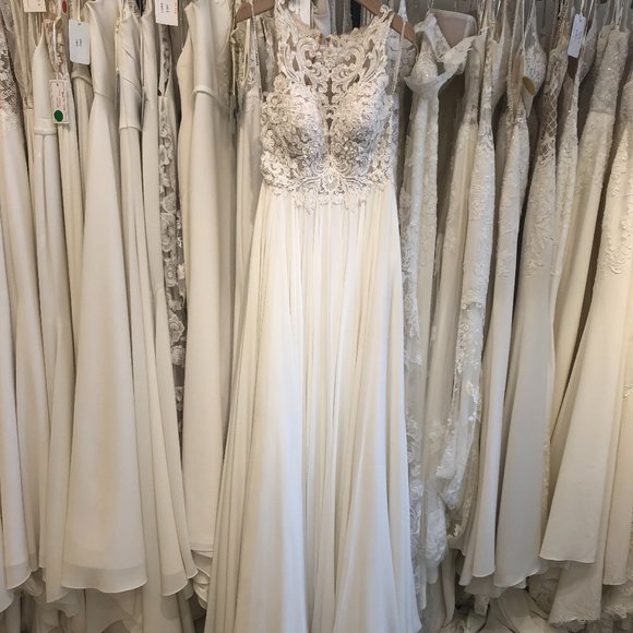 Lace and crepe chiffon, deep sweetheart neckline, ivory - Picture 1 of 6